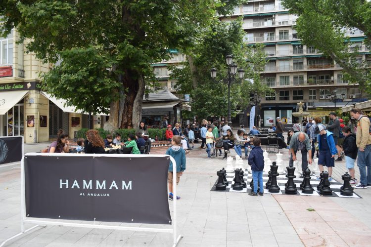 Las calles de Granada fueron escenario de un torneo de ajedrez infantil en vivo