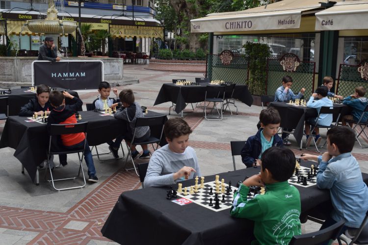 Las calles de Granada fueron escenario de un torneo de ajedrez infantil en vivo 
