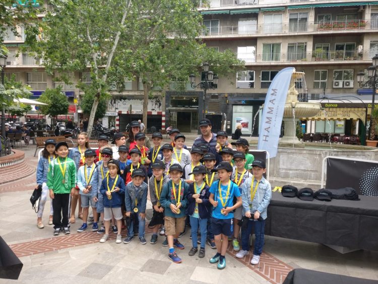 Las calles de Granada fueron escenario de un torneo de ajedrez infantil en vivo 